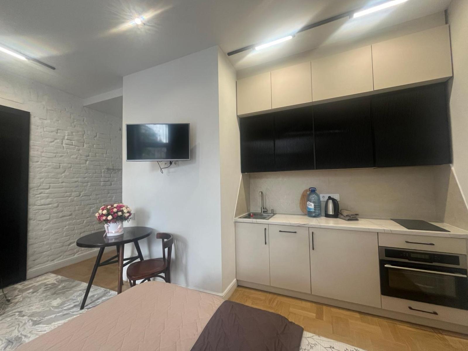Favorit Apartments 1 Кім Безкоштовна Парковка Центр З Балконом Не Далеко Від Ж Д Вокзалу Звітні Документи Lviv Buitenkant foto